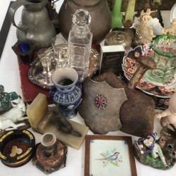 En groot lot bestaande uit o.a. een ZAMAK fama figuur, een asbak, kandelaren, een appelketel,  een lampetkanset, divers porseleinen beeldwerk, karaffen, een steinkrug en Imari schotels.