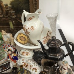 En groot lot bestaande uit o.a. een ZAMAK fama figuur, een asbak, kandelaren, een appelketel,  een lampetkanset, divers porseleinen beeldwerk, karaffen, een steinkrug en Imari schotels.