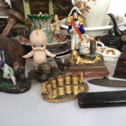 En groot lot bestaande uit o.a. een ZAMAK fama figuur, een asbak, kandelaren, een appelketel,  een lampetkanset, divers porseleinen beeldwerk, karaffen, een steinkrug en Imari schotels.