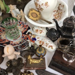 En groot lot bestaande uit o.a. een ZAMAK fama figuur, een asbak, kandelaren, een appelketel,  een lampetkanset, divers porseleinen beeldwerk, karaffen, een steinkrug en Imari schotels.