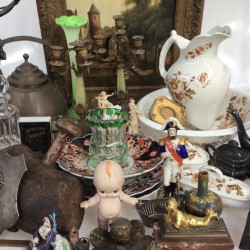 En groot lot bestaande uit o.a. een ZAMAK fama figuur, een asbak, kandelaren, een appelketel,  een lampetkanset, divers porseleinen beeldwerk, karaffen, een steinkrug en Imari schotels.