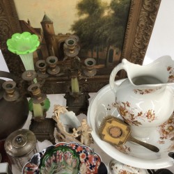 En groot lot bestaande uit o.a. een ZAMAK fama figuur, een asbak, kandelaren, een appelketel,  een lampetkanset, divers porseleinen beeldwerk, karaffen, een steinkrug en Imari schotels.