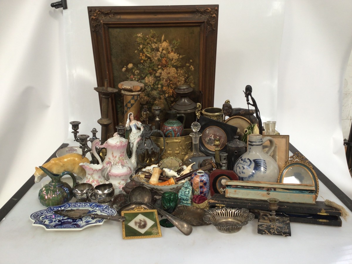 Een lot bestaande uit een pronkstilleven (ca. 1900), vaat- en beeldwerk, een wijnkaraf met tinnen montuur, enkele miniaturen, een porseleinen theeset (Frankrijk?), een vormstuk van een ijsbeer, een bonbonmandje, dien- en schepwerk en Imari.