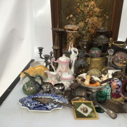 Een lot bestaande uit een pronkstilleven (ca. 1900), vaat- en beeldwerk, een wijnkaraf met tinnen montuur, enkele miniaturen, een porseleinen theeset (Frankrijk?), een vormstuk van een ijsbeer, een bonbonmandje, dien- en schepwerk en Imari.