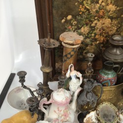 Een lot bestaande uit een pronkstilleven (ca. 1900), vaat- en beeldwerk, een wijnkaraf met tinnen montuur, enkele miniaturen, een porseleinen theeset (Frankrijk?), een vormstuk van een ijsbeer, een bonbonmandje, dien- en schepwerk en Imari.