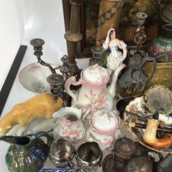 Een lot bestaande uit een pronkstilleven (ca. 1900), vaat- en beeldwerk, een wijnkaraf met tinnen montuur, enkele miniaturen, een porseleinen theeset (Frankrijk?), een vormstuk van een ijsbeer, een bonbonmandje, dien- en schepwerk en Imari.