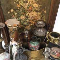 Een lot bestaande uit een pronkstilleven (ca. 1900), vaat- en beeldwerk, een wijnkaraf met tinnen montuur, enkele miniaturen, een porseleinen theeset (Frankrijk?), een vormstuk van een ijsbeer, een bonbonmandje, dien- en schepwerk en Imari.