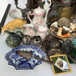 Een lot bestaande uit een pronkstilleven (ca. 1900), vaat- en beeldwerk, een wijnkaraf met tinnen montuur, enkele miniaturen, een porseleinen theeset (Frankrijk?), een vormstuk van een ijsbeer, een bonbonmandje, dien- en schepwerk en Imari.
