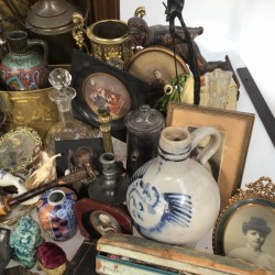 Een lot bestaande uit een pronkstilleven (ca. 1900), vaat- en beeldwerk, een wijnkaraf met tinnen montuur, enkele miniaturen, een porseleinen theeset (Frankrijk?), een vormstuk van een ijsbeer, een bonbonmandje, dien- en schepwerk en Imari.