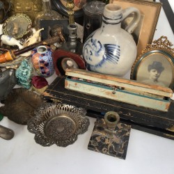 Een lot bestaande uit een pronkstilleven (ca. 1900), vaat- en beeldwerk, een wijnkaraf met tinnen montuur, enkele miniaturen, een porseleinen theeset (Frankrijk?), een vormstuk van een ijsbeer, een bonbonmandje, dien- en schepwerk en Imari.