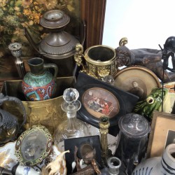 Een lot bestaande uit een pronkstilleven (ca. 1900), vaat- en beeldwerk, een wijnkaraf met tinnen montuur, enkele miniaturen, een porseleinen theeset (Frankrijk?), een vormstuk van een ijsbeer, een bonbonmandje, dien- en schepwerk en Imari.