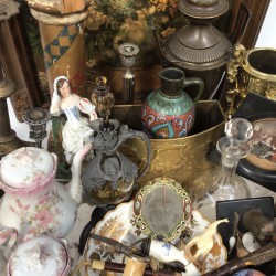 Een lot bestaande uit een pronkstilleven (ca. 1900), vaat- en beeldwerk, een wijnkaraf met tinnen montuur, enkele miniaturen, een porseleinen theeset (Frankrijk?), een vormstuk van een ijsbeer, een bonbonmandje, dien- en schepwerk en Imari.