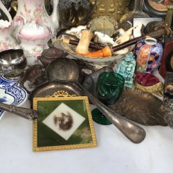 Een lot bestaande uit een pronkstilleven (ca. 1900), vaat- en beeldwerk, een wijnkaraf met tinnen montuur, enkele miniaturen, een porseleinen theeset (Frankrijk?), een vormstuk van een ijsbeer, een bonbonmandje, dien- en schepwerk en Imari.