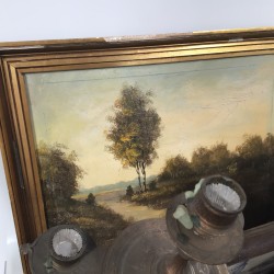 Een lot bevattende o.a. een ZAMAK Louis X- stijl kandelaar, een aantal "Delftse" tegels, twee craquelé vazen, een eierdopsetjes (één ontbrekend), een tulpvaasje (beschadigd), een cocktail shaker en een ZAMAK figuur.