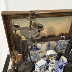 Een lot bevattende o.a. een ZAMAK Louis X- stijl kandelaar, een aantal "Delftse" tegels, twee craquelé vazen, een eierdopsetjes (één ontbrekend), een tulpvaasje (beschadigd), een cocktail shaker en een ZAMAK figuur.