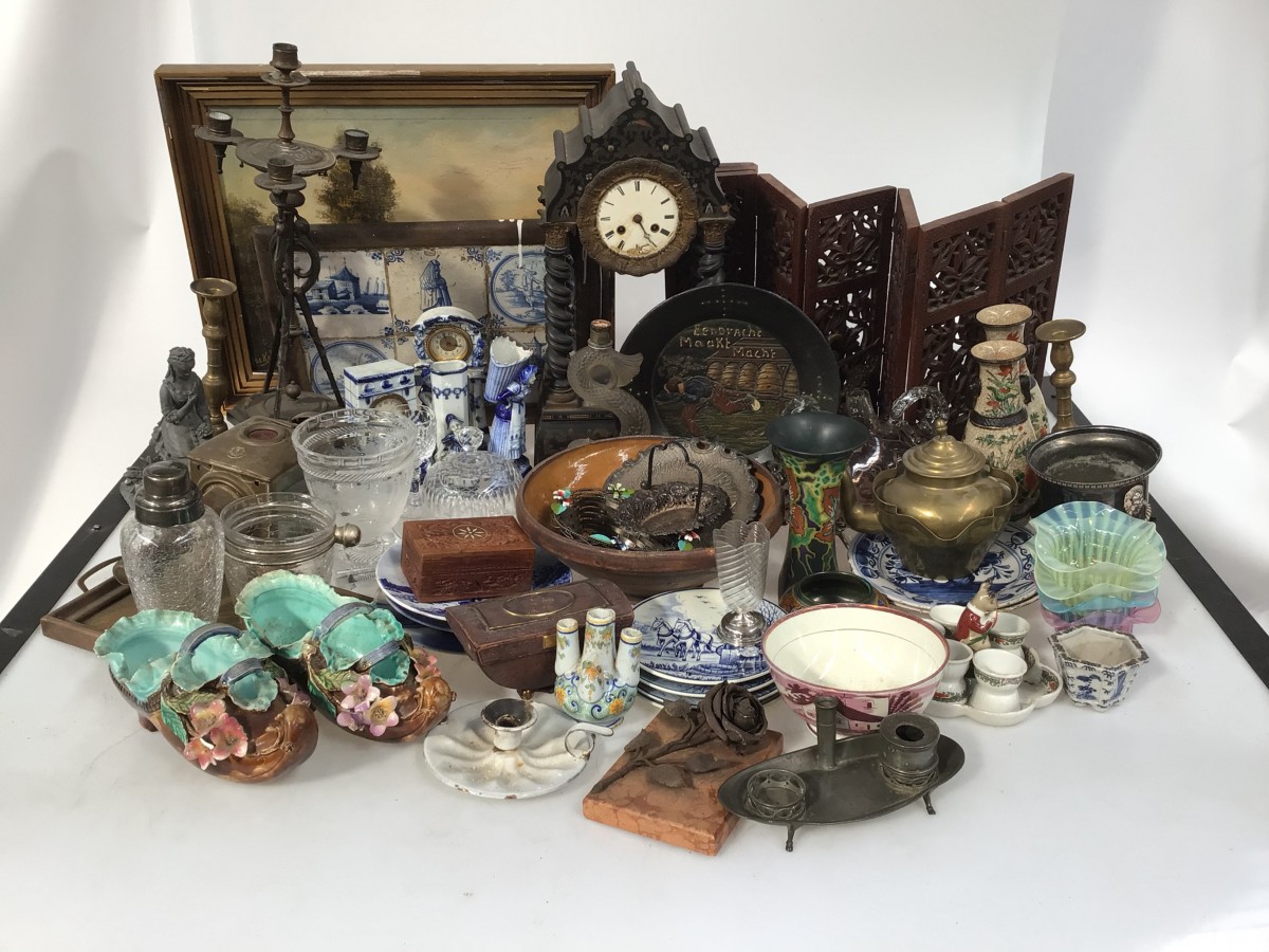 Een lot bevattende o.a. een ZAMAK Louis X- stijl kandelaar, een aantal "Delftse" tegels, twee craquelé vazen, een eierdopsetjes (één ontbrekend), een tulpvaasje (beschadigd), een cocktail shaker en een ZAMAK figuur.