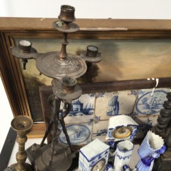 Een lot bevattende o.a. een ZAMAK Louis X- stijl kandelaar, een aantal "Delftse" tegels, twee craquelé vazen, een eierdopsetjes (één ontbrekend), een tulpvaasje (beschadigd), een cocktail shaker en een ZAMAK figuur.