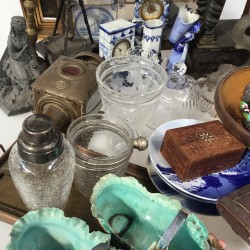 Een lot bevattende o.a. een ZAMAK Louis X- stijl kandelaar, een aantal "Delftse" tegels, twee craquelé vazen, een eierdopsetjes (één ontbrekend), een tulpvaasje (beschadigd), een cocktail shaker en een ZAMAK figuur.