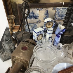 Een lot bevattende o.a. een ZAMAK Louis X- stijl kandelaar, een aantal "Delftse" tegels, twee craquelé vazen, een eierdopsetjes (één ontbrekend), een tulpvaasje (beschadigd), een cocktail shaker en een ZAMAK figuur.