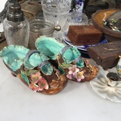 Een lot bevattende o.a. een ZAMAK Louis X- stijl kandelaar, een aantal "Delftse" tegels, twee craquelé vazen, een eierdopsetjes (één ontbrekend), een tulpvaasje (beschadigd), een cocktail shaker en een ZAMAK figuur.