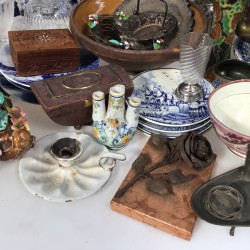 Een lot bevattende o.a. een ZAMAK Louis X- stijl kandelaar, een aantal "Delftse" tegels, twee craquelé vazen, een eierdopsetjes (één ontbrekend), een tulpvaasje (beschadigd), een cocktail shaker en een ZAMAK figuur.