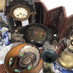 Een lot bevattende o.a. een ZAMAK Louis X- stijl kandelaar, een aantal "Delftse" tegels, twee craquelé vazen, een eierdopsetjes (één ontbrekend), een tulpvaasje (beschadigd), een cocktail shaker en een ZAMAK figuur.