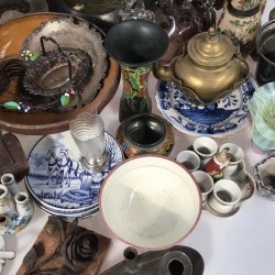 Een lot bevattende o.a. een ZAMAK Louis X- stijl kandelaar, een aantal "Delftse" tegels, twee craquelé vazen, een eierdopsetjes (één ontbrekend), een tulpvaasje (beschadigd), een cocktail shaker en een ZAMAK figuur.