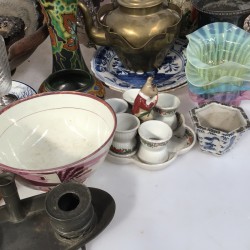 Een lot bevattende o.a. een ZAMAK Louis X- stijl kandelaar, een aantal "Delftse" tegels, twee craquelé vazen, een eierdopsetjes (één ontbrekend), een tulpvaasje (beschadigd), een cocktail shaker en een ZAMAK figuur.