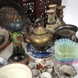 Een lot bevattende o.a. een ZAMAK Louis X- stijl kandelaar, een aantal "Delftse" tegels, twee craquelé vazen, een eierdopsetjes (één ontbrekend), een tulpvaasje (beschadigd), een cocktail shaker en een ZAMAK figuur.