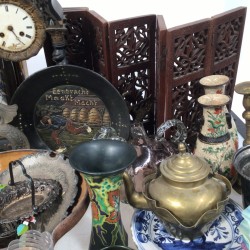 Een lot bevattende o.a. een ZAMAK Louis X- stijl kandelaar, een aantal "Delftse" tegels, twee craquelé vazen, een eierdopsetjes (één ontbrekend), een tulpvaasje (beschadigd), een cocktail shaker en een ZAMAK figuur.