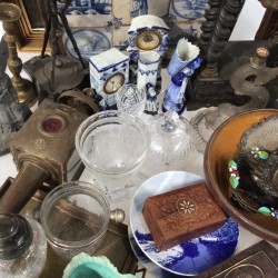 Een lot bevattende o.a. een ZAMAK Louis X- stijl kandelaar, een aantal "Delftse" tegels, twee craquelé vazen, een eierdopsetjes (één ontbrekend), een tulpvaasje (beschadigd), een cocktail shaker en een ZAMAK figuur.