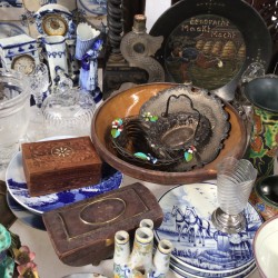 Een lot bevattende o.a. een ZAMAK Louis X- stijl kandelaar, een aantal "Delftse" tegels, twee craquelé vazen, een eierdopsetjes (één ontbrekend), een tulpvaasje (beschadigd), een cocktail shaker en een ZAMAK figuur.