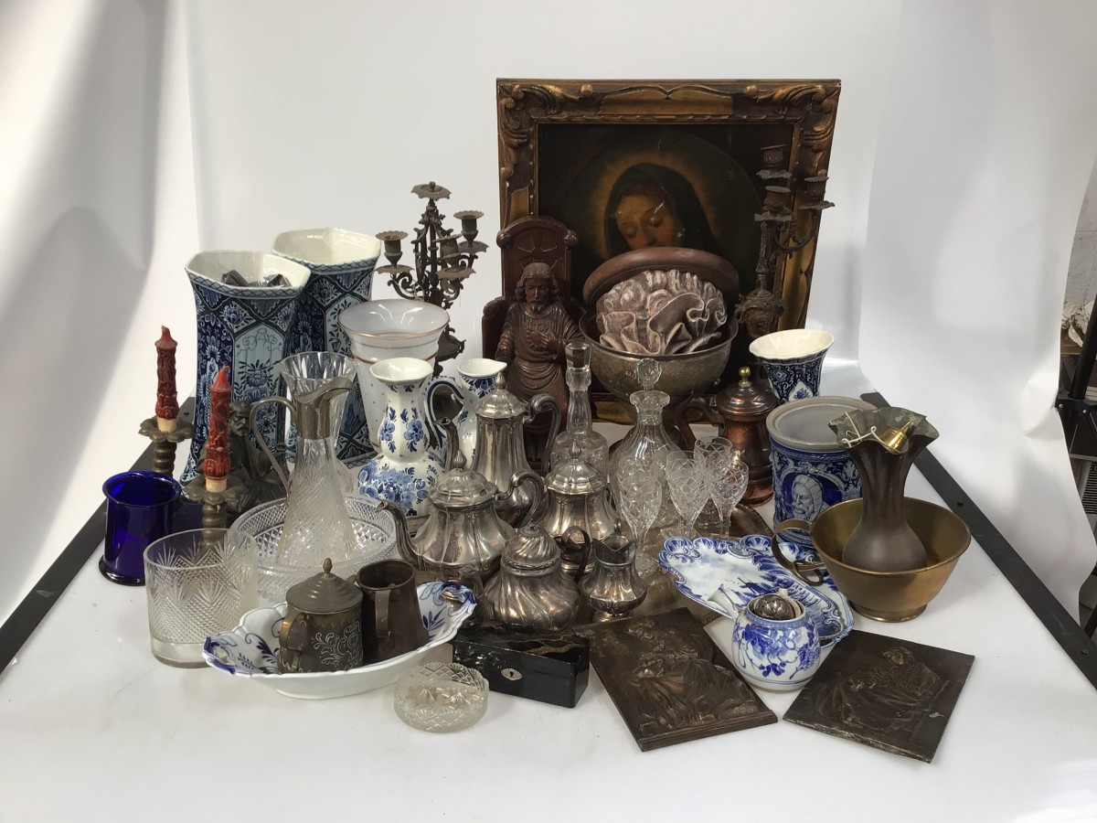 Een lot met een karaffenset en glazen, een steingut tabakspot zonder deksel, een schilderij voorstellende St. Maria, een opaline vaas, een stel transfer vazen en blauw-wit aardwerk.