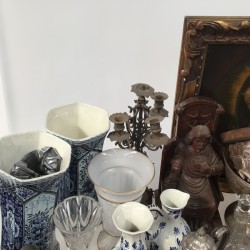 Een lot met een karaffenset en glazen, een steingut tabakspot zonder deksel, een schilderij voorstellende St. Maria, een opaline vaas, een stel transfer vazen en blauw-wit aardwerk.
