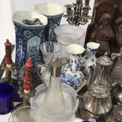 Een lot met een karaffenset en glazen, een steingut tabakspot zonder deksel, een schilderij voorstellende St. Maria, een opaline vaas, een stel transfer vazen en blauw-wit aardwerk.