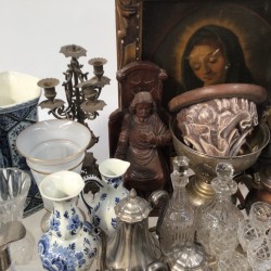 Een lot met een karaffenset en glazen, een steingut tabakspot zonder deksel, een schilderij voorstellende St. Maria, een opaline vaas, een stel transfer vazen en blauw-wit aardwerk.