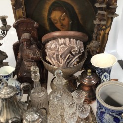 Een lot met een karaffenset en glazen, een steingut tabakspot zonder deksel, een schilderij voorstellende St. Maria, een opaline vaas, een stel transfer vazen en blauw-wit aardwerk.
