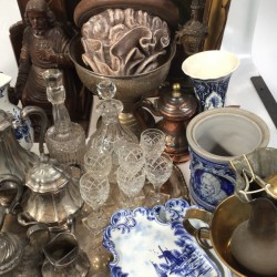 Een lot met een karaffenset en glazen, een steingut tabakspot zonder deksel, een schilderij voorstellende St. Maria, een opaline vaas, een stel transfer vazen en blauw-wit aardwerk.