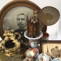 Een lot met een koperen schuimspaan, een lithografisch portret van een heer, een vanity set, een Satsuma serviesdeel, diverse antieke sleutels, Frans porselein, geslepen glas en een set van groene wijnglazen.