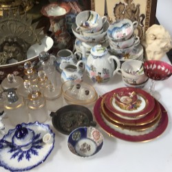 Een lot met een koperen schuimspaan, een lithografisch portret van een heer, een vanity set, een Satsuma serviesdeel, diverse antieke sleutels, Frans porselein, geslepen glas en een set van groene wijnglazen.