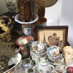 Een lot met een koperen schuimspaan, een lithografisch portret van een heer, een vanity set, een Satsuma serviesdeel, diverse antieke sleutels, Frans porselein, geslepen glas en een set van groene wijnglazen.