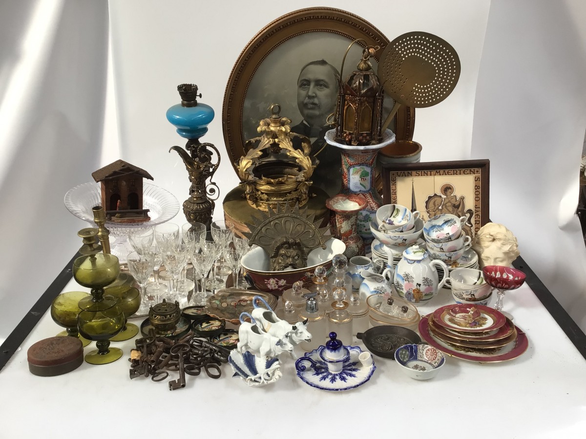 Een lot met een koperen schuimspaan, een lithografisch portret van een heer, een vanity set, een Satsuma serviesdeel, diverse antieke sleutels, Frans porselein, geslepen glas en een set van groene wijnglazen.