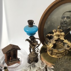 Een lot met een koperen schuimspaan, een lithografisch portret van een heer, een vanity set, een Satsuma serviesdeel, diverse antieke sleutels, Frans porselein, geslepen glas en een set van groene wijnglazen.