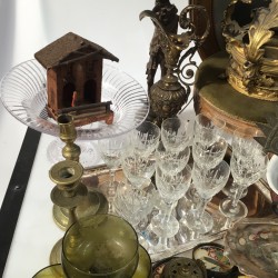 Een lot met een koperen schuimspaan, een lithografisch portret van een heer, een vanity set, een Satsuma serviesdeel, diverse antieke sleutels, Frans porselein, geslepen glas en een set van groene wijnglazen.