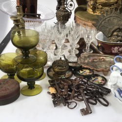 Een lot met een koperen schuimspaan, een lithografisch portret van een heer, een vanity set, een Satsuma serviesdeel, diverse antieke sleutels, Frans porselein, geslepen glas en een set van groene wijnglazen.
