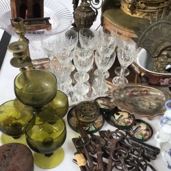Een lot met een koperen schuimspaan, een lithografisch portret van een heer, een vanity set, een Satsuma serviesdeel, diverse antieke sleutels, Frans porselein, geslepen glas en een set van groene wijnglazen.