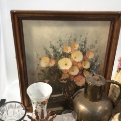 Een groot lot bevattende o.a. een "gevlochten" aardewerken vaas, geslepen glaasjes, "Delftse" figuurtjes, een schilderij van bloemen in een vaas.
