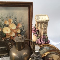 Een groot lot bevattende o.a. een "gevlochten" aardewerken vaas, geslepen glaasjes, "Delftse" figuurtjes, een schilderij van bloemen in een vaas.