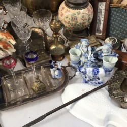 Een groot lot bevattende o.a. een "gevlochten" aardewerken vaas, geslepen glaasjes, "Delftse" figuurtjes, een schilderij van bloemen in een vaas.
