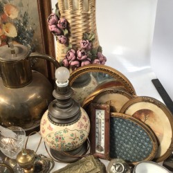 Een groot lot bevattende o.a. een "gevlochten" aardewerken vaas, geslepen glaasjes, "Delftse" figuurtjes, een schilderij van bloemen in een vaas.